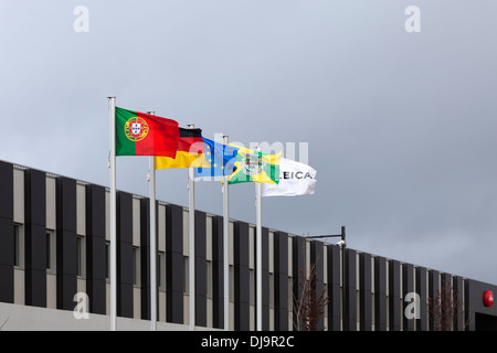 Les drapeaux du Portugal, l'Allemagne, l'UE, la ville de Vila Nova de Famalicão et Leica flottant sur le nouveau Leica factory au Portugal. Banque D'Images