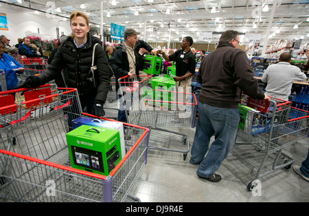 Foule à nouveau magasin costco pour profiter d'une réduction de prix sur la nouvelle XBox One Banque D'Images