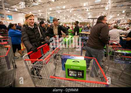 Foule à nouveau magasin costco pour profiter d'une réduction de prix sur la nouvelle XBox One Banque D'Images