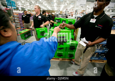 Foule à nouveau magasin costco pour profiter d'une réduction de prix sur la nouvelle XBox One Banque D'Images
