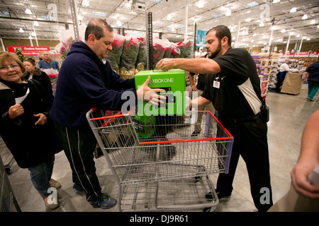 Foule à nouveau magasin costco pour profiter d'une réduction de prix sur la nouvelle XBox One Banque D'Images
