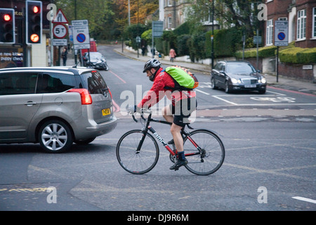 Vélo Cycliste dans le trafic à Londres Banque D'Images