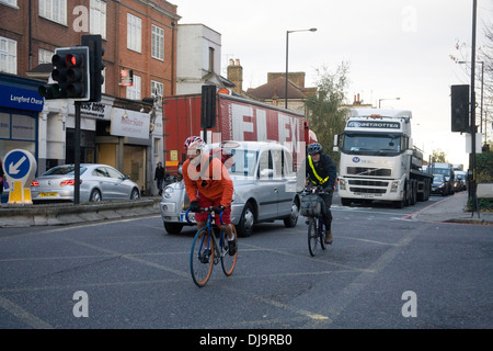 Les cyclistes du vélo dans la circulation à Londres Banque D'Images