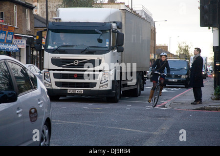 Vélo Cycliste dans le trafic à Londres Banque D'Images