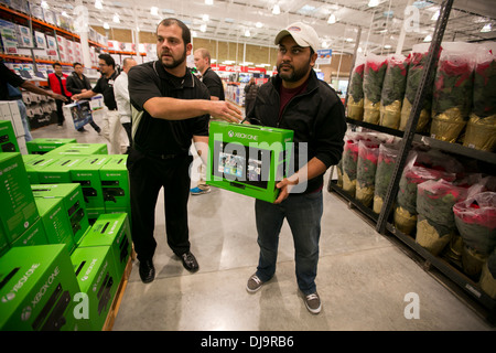Foule à nouveau magasin costco pour profiter d'une réduction de prix sur la nouvelle XBox One Banque D'Images