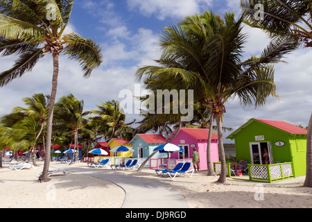 Cabines colorées sur la mer des Caraïbes sur l'île d'Eleuthera Bahamas Banque D'Images