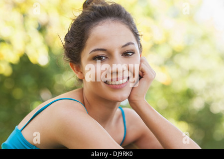 Portrait of gorgeous woman sitting in a park Banque D'Images