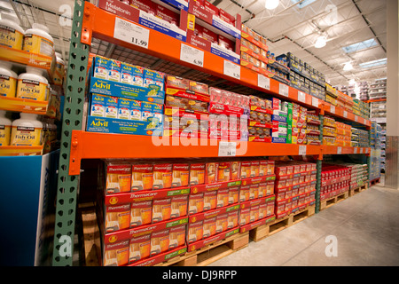 Club de l'entrepôt Costco bien approvisionnés en marchandises vendues en vrac au nouveau magasin à Cedar Park, Texas Banque D'Images