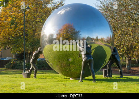 Sculpture à Kings Hill Kent un jeu de balle 'différente' par Kevin Atherton Banque D'Images