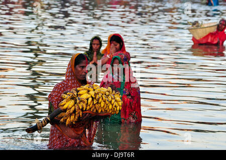 Agartala, Tripura, Inde. Nov 8, 2013. Les femmes hindoues indiennes dévots offrent des prières à Dieu solaire tout en se tenant dans un plan d'eau à l'occasion de Chhat Puja festival à Agartala, capitale du nord est de l'Etat de Tripura en Inde. Chhath, une ancienne fête hindoue, les rituels sont réalisés pour remercier le Dieu Soleil pour le maintien de la vie sur terre.Photo : Saha Abishai/NurPhoto NurPhoto/Saha Abishai ©/ZUMAPRESS.com/Alamy Live News Banque D'Images