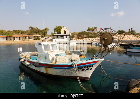 Bateaux de pêche dans le port de Xylotymbou, Dhekelia (Chypre). Banque D'Images