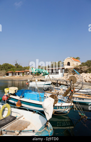 Bateaux de pêche dans le port de Xylotymbou, Dhekelia (Chypre). Banque D'Images