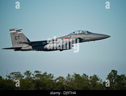 Un F-15 à partir de la 40e Escadron d'essais en vol s'envole pour une sortie de formation à partir de la base aérienne d'Eglin, en Floride le 40 FTS est responsable de l'affectation de l'essai en vol des F-15, F-16 et A-10 pour la 96e Escadre d'essai. Banque D'Images