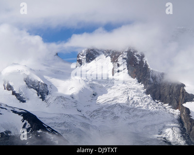 Glacier du Gorner, glaciation alpine, Gornergletscher, près de Zermatt en Suisse, crevasses sur une section raide Banque D'Images