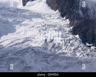 Glacier du Gorner, glaciation alpine, Gornergletscher, près de Zermatt en Suisse, crevasses sur une section raide Banque D'Images