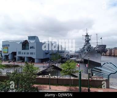 La NORFOLK (nov. 8, 2013) Un fichier non datée photographie montre le Nauticus et le cuirassé Wisconsin. L'hôtel Hampton Roads Naval Museum, situé au deuxième étage de Nauticus à Norfolk, en Virginie, est un musée exploité par la marine américaine qui célèbre t Banque D'Images