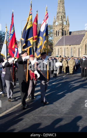 Vieux soldats vétérans militaires depuis mars portant les drapeaux et les couleurs régimentaires Bridlington East Yorkshire Banque D'Images