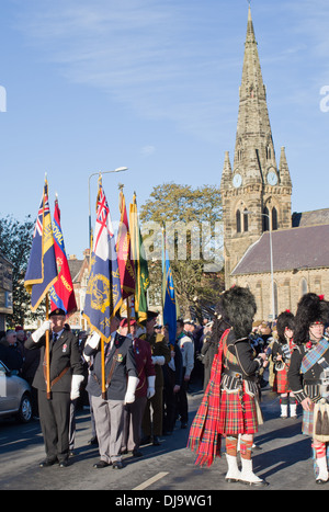 Bridlington East Yorkshire 11 novembre 2013 vieux vétérans préparer à mars passé portant des drapeaux et couleurs régimentaires Banque D'Images