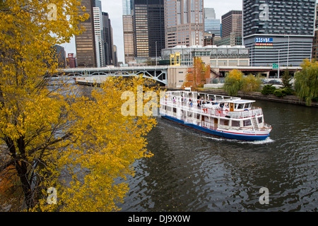 Chicago, Illinois - un bateau sur la rivière Chicago. Banque D'Images