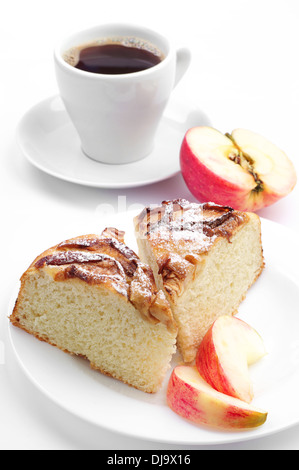 Tarte aux pommes faite maison et une tasse de café sur fond blanc Banque D'Images