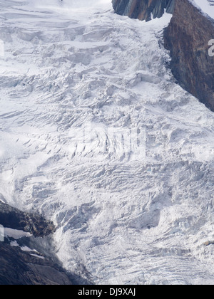 Glacier du Gorner, glaciation alpine, Gornergletscher, près de Zermatt en Suisse, crevasses sur une section raide Banque D'Images