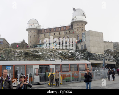 La gare de Gornergrat dans les alpes suisses à 2089 mètres de l'hôtel et de restaurant, une destination touristique populaire Banque D'Images