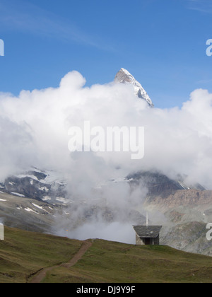 Matterhorn peak sortant de nuages,chapelle et sentier à Riffelberg près de Zermatt Suisse dans les hautes Alpes Suisses Banque D'Images