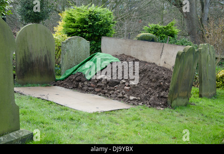 Préparer fraîchement tombe, Pile de sol entassé prêt à l'inhumation Banque D'Images