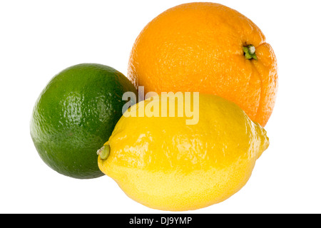 Sain frais mûrs Orange citron et lime, isolé sur blanc, avec aucun peuple Banque D'Images