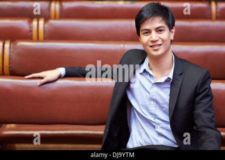 Oxford Union Wacharasindhu Président Parit en photo dans l'hémicycle des capacités Banque D'Images