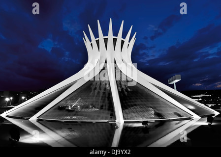 Brésil, Brasilia : vue nocturne de la cathédrale Nossa Senhora da Aparecida par Oscar Niemeyer Banque D'Images