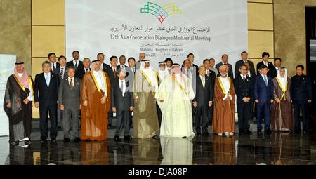 Manama. 25Th Nov, 2013. Les ministres des affaires étrangères et des représentants posent pour une photo de groupe lors de la cérémonie d'ouverture de la 12e Dialogue de la coopération en Asie (ACD) Réunion ministérielle à l'capial Manama, Bahreïn, le 25 novembre 2013. Source : Xinhua/Alamy Live News Banque D'Images