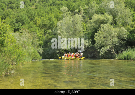 Les gens de l'aviron sur la rivière Cetina en bateau en caoutchouc - près de Brižine hill Banque D'Images