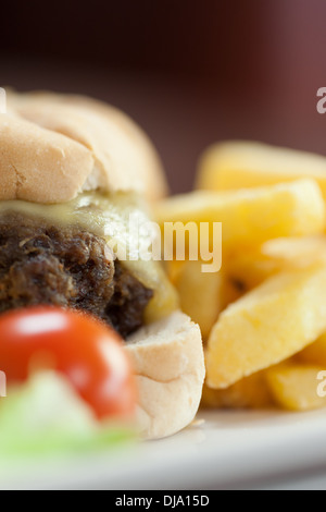 Close up of cheesy burger avec frites Banque D'Images