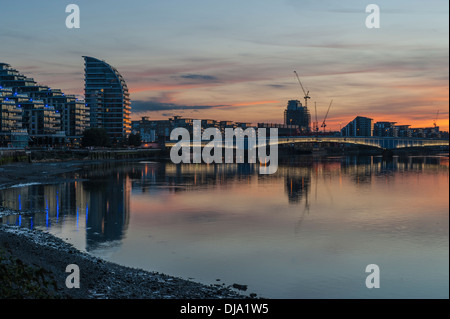 Wandsworth Bridge sur la Tamise, Londres au crépuscule Banque D'Images