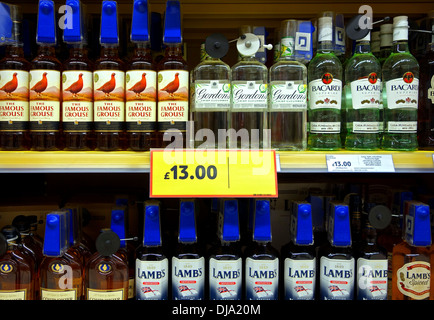 Commode de l'alcool dans un supermarché au Royaume-Uni Banque D'Images