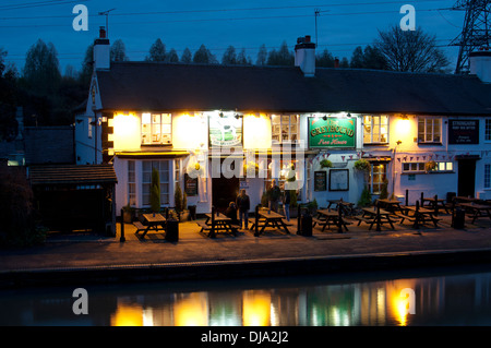 Le Greyhound pub, Sutton, arrêt Jonction de Hawkesbury, Coventry, Royaume-Uni Banque D'Images