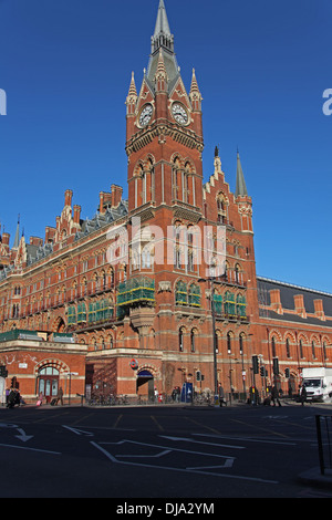 Une vue latérale de Saint Pancras gare à Londres montrant le grand tour de l'horloge et ancien hôtel chambres le long de l'avant. Banque D'Images