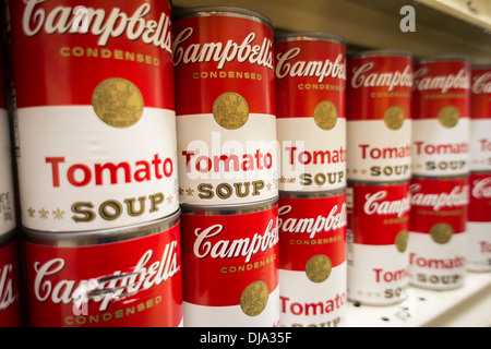 Boîtes de Campbell's Tomato Soup sont vus dans un supermarché de New York Banque D'Images