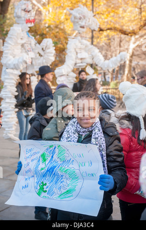 Une coalition de groupes environnementaux se réunissent lors d'un rassemblement à l'Hôtel de ville de New York contre l'utilisation de polystyrène Banque D'Images