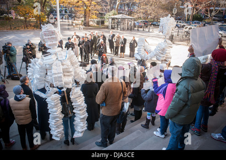 Une coalition de groupes environnementaux se réunissent lors d'un rassemblement à l'Hôtel de ville de New York contre l'utilisation de polystyrène Banque D'Images