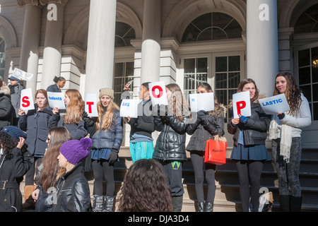 Une coalition de groupes environnementaux se réunissent lors d'un rassemblement à l'Hôtel de ville de New York contre l'utilisation de polystyrène Banque D'Images