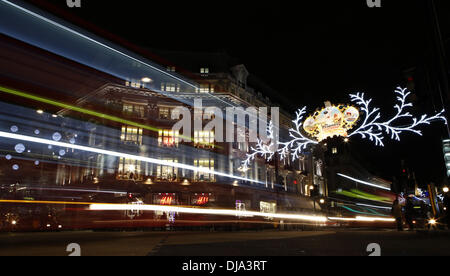 Londres, Grande-Bretagne. 25Th Nov, 2013. Une vue générale des lumières de Noël est vu à Oxford Circus à Londres, Grande-Bretagne, le 26.11.25, 2013. Credit : Wang Lili/Xinhua/Alamy Live News Banque D'Images