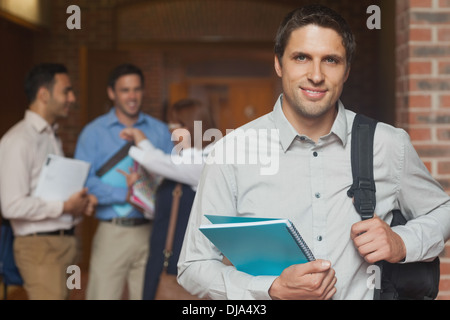 Belle mature student occasionnels dans le couloir Banque D'Images