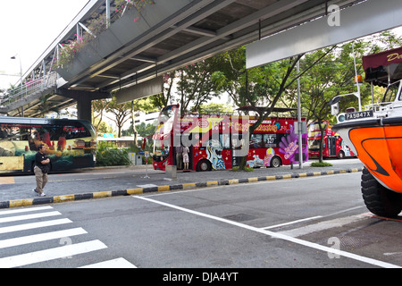 Les autocars et les véhicules amphibies utilisés pour différents tours de ville à Singapour, dans le cadre d'un pied sur le pont près de Suntec City Banque D'Images