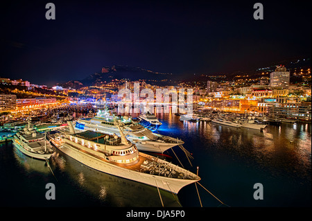 Yachts de luxe amarrés dans la marina, à Monte Carlo, Monaco Banque D'Images