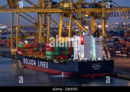 Les conteneurs de fret d'être chargé sur un cargo d'expédition , BARCELONE, ESPAGNE Banque D'Images
