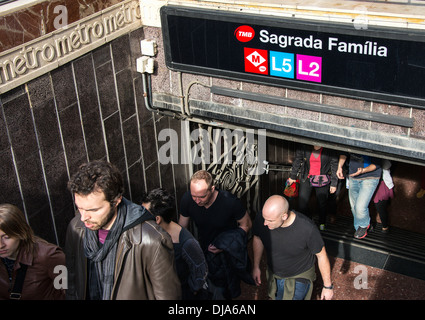 L'arrêt de métro occupé et la Sagrada Familia, Barcelone, Espagne Banque D'Images