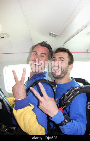 Les parachutistes se préparent pour un saut en tandem dans le bleu ciel de beau paysage avec grande vitesse. Banque D'Images