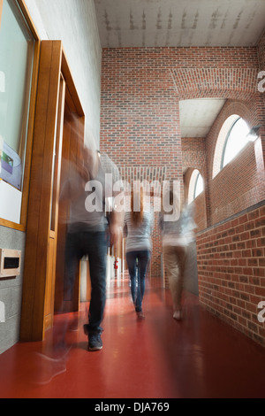 Marche à travers les élèves de couloir Banque D'Images